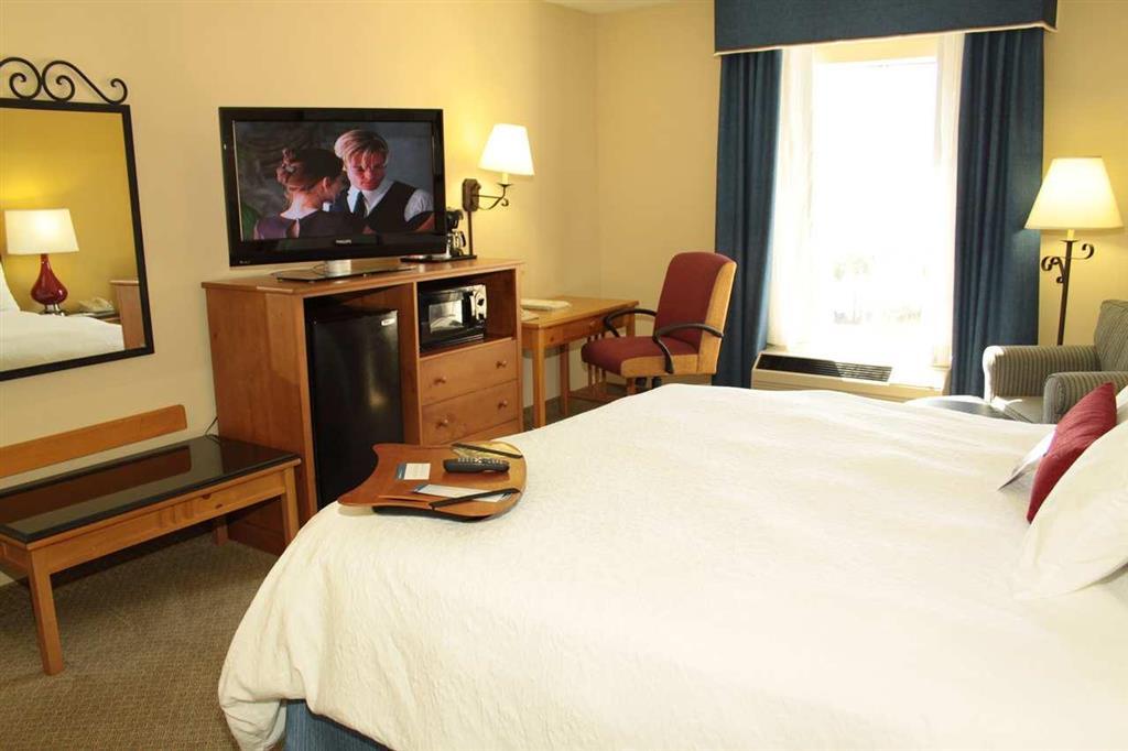 Hampton Inn & Suites Amelia Island-Historic Harbor Front Fernandina Beach Room photo